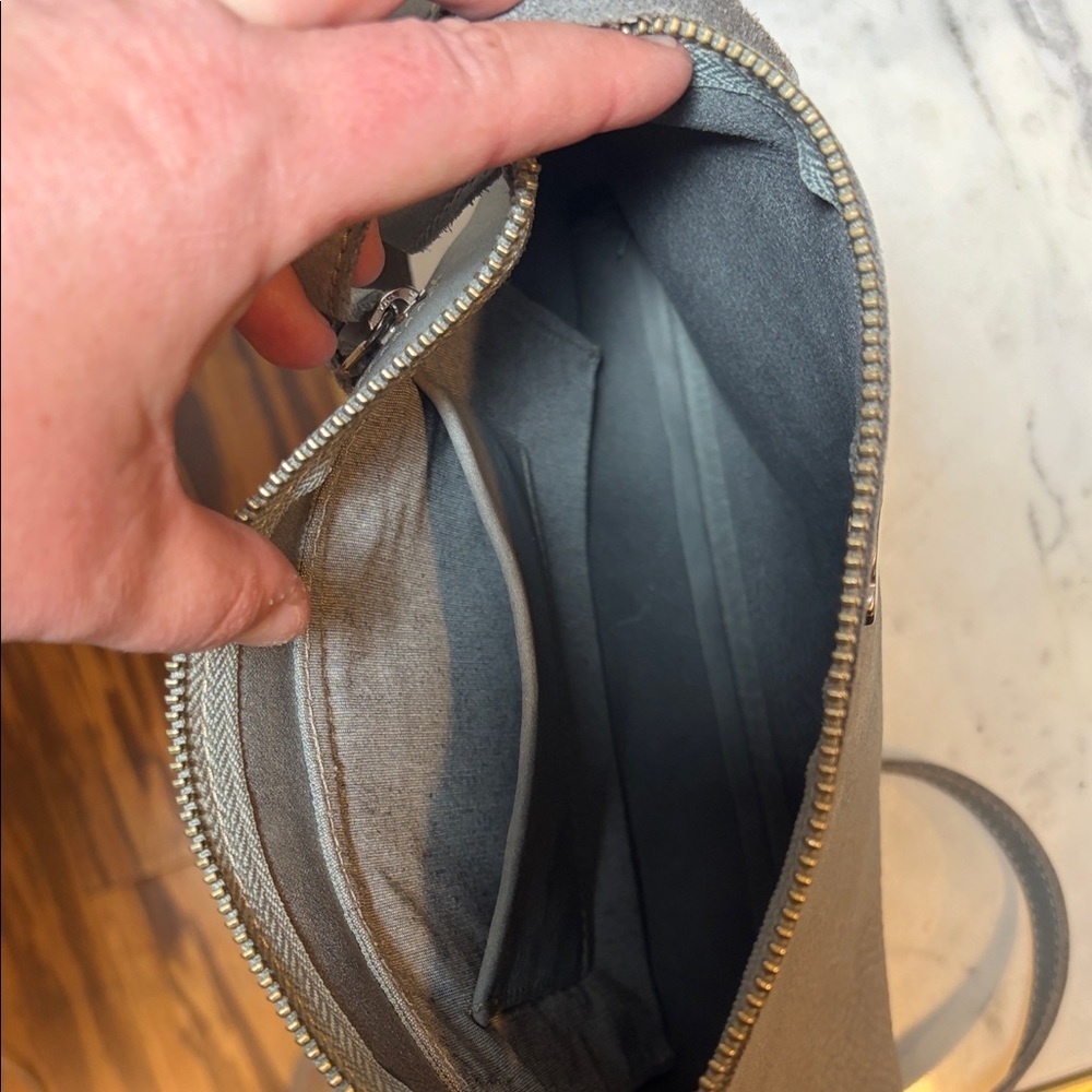 Roots Edie Bag Tribe *Small Discoloration* - Picture 7 of 9